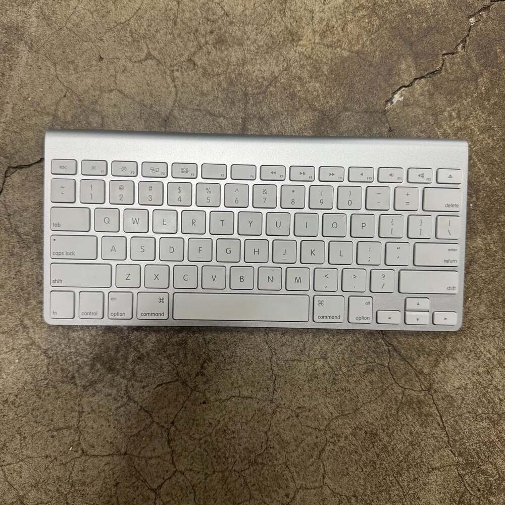 Apple Wireless Keyboard A1314 Silver Bluetooth MC184LL/A